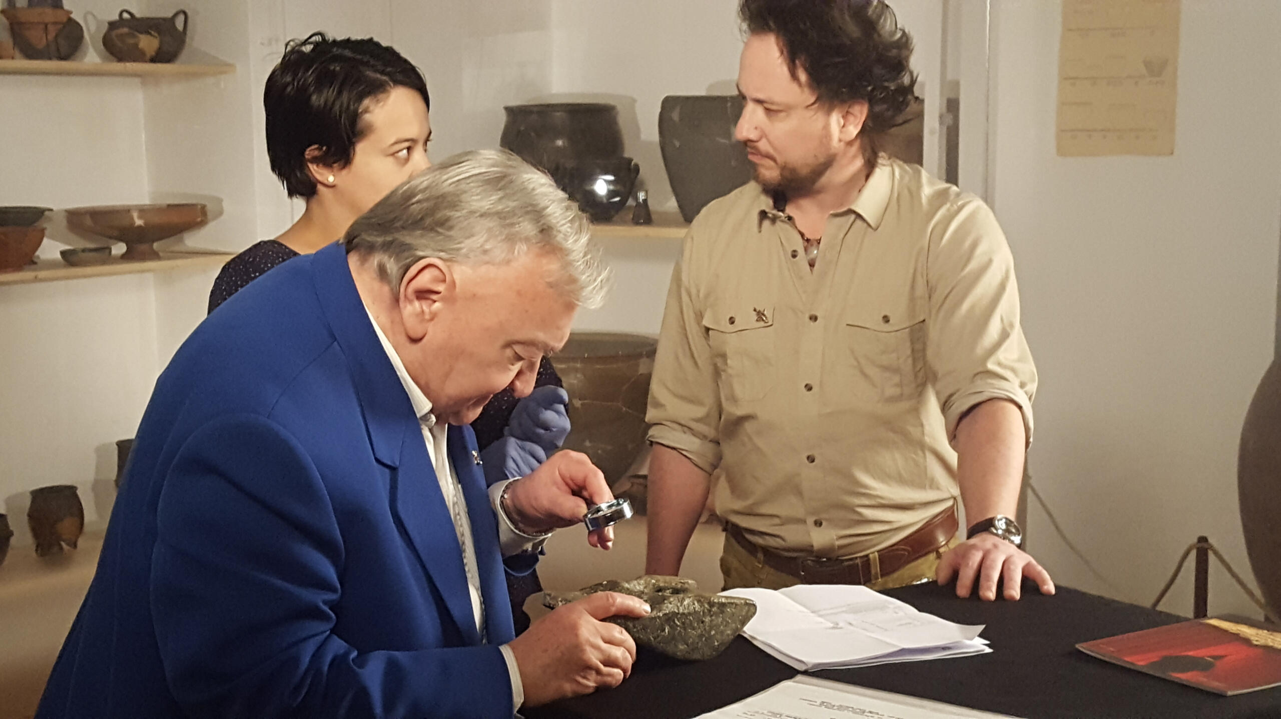 E. v. Däniken, die Museumsleiterin in Aiud und Giorgio A. Tsoukalos, Chef der amerikanischen A.A.S. R.A.