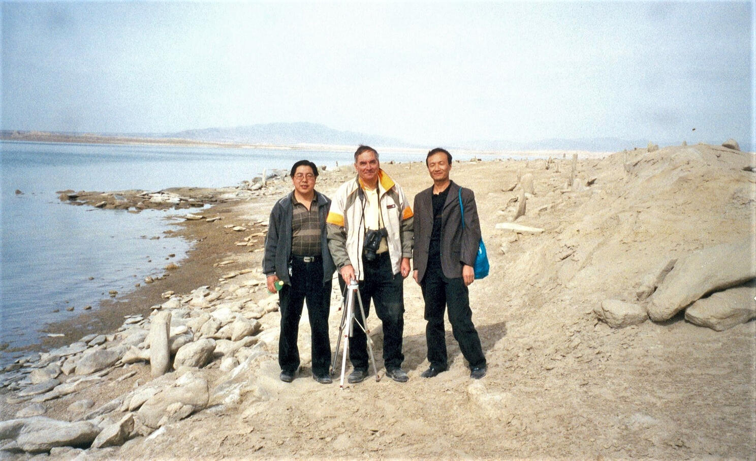Dietmar Schrader mit seinen beiden chinesischen Begleitern Herrn Wang und Herrn Ma am Toson-See, bis in den sich die Röhren des Baigong-Berges erstecken